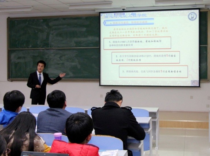 候选班级在答辩会现场展示风采